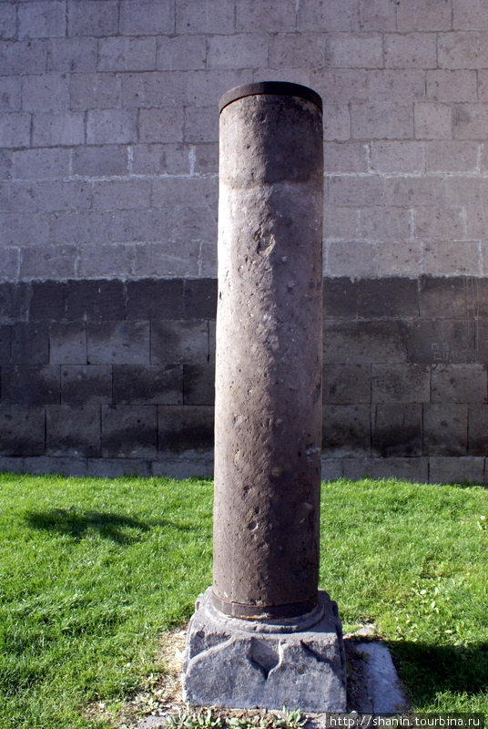 Античная колонна у крепостной стены