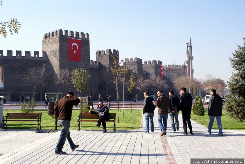 На прогулке на центральной площади Кайсери Кайсери, Турция