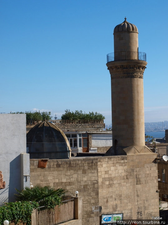 На заднем плане — мечеть 1441 года постройки. Обратите внимание на ребра в основании башни минарета и сравните с предыдущей фоткой. Баку, Азербайджан