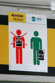Напоминание как носить рюкзак, находясь на вапоретто. Напоминалка важная, потому что очередь в камеру хранения на вокзале стоит вдоль всей платформы.