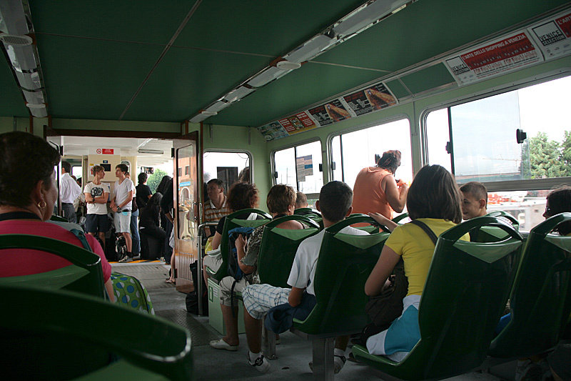Вапоретто — плавучий автобус. Можно купить билет на одну поездку за 6,5 евро, а можно купить абонемент: 12-часовой — 16 евро, 24 часовой — 18 евро. Венеция, Италия