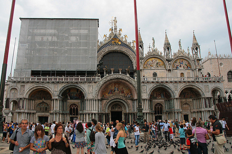 Собор Святого Марка частично на реконструкции, но на крыше гуляют туристы Венеция, Италия
