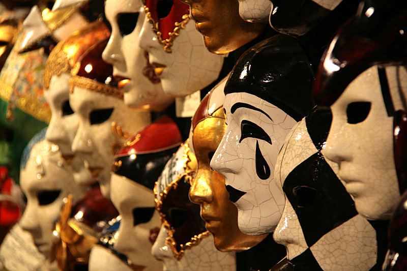 И карнавальные маски. Знаменитый венецианский карнавал проходит ежегодно в феврале-марте, в эти дни в городе просто не протолкнуться Венеция, Италия