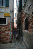 Путеводители пугают, что заблудиться в узких улицах Венеции проще, чем скатать шарик из козявки, но заблудиться здесь одно удовольствие