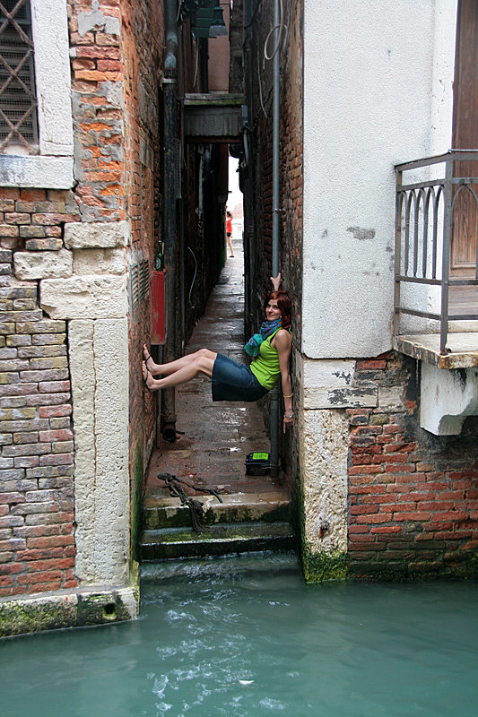 Некоторые улицы ну очень узкие Венеция, Италия