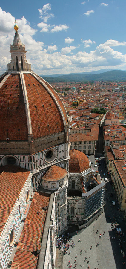 Сделать это стоит хотя бы для того, чтобы со стороны взглянуть на 42-метровый купол дуомо, который не могли достроить в течение 40 лет Флоренция, Италия