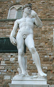Копия статуи Давида (оригинал находится в Галерее Академии) около галереи Уффици — одного из самых крупных и значимых музеев европейского изобразительного искусства.