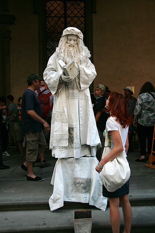 Рядом с галереей можно найти не только каменные статуи Флоренция, Италия