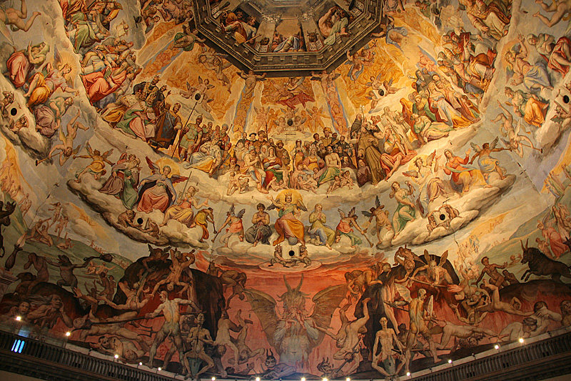 Изнутри купол украшен сюжетами страшного суда со множеством интересных деталей Флоренция, Италия