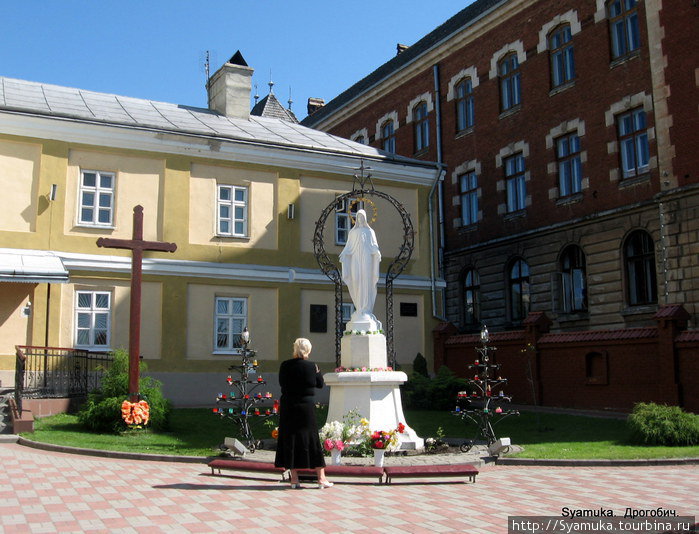 Во дворике монастыря. Дрогобыч, Украина