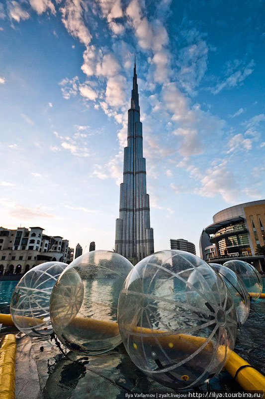 Перед The Dubai Mall (самый крупный торгово-развлекательный центр в мире) расположен самый большой в мире фонтан. Днем в фонтане можно покататься вот на таких шарах, правда, только детям. Дубай, ОАЭ