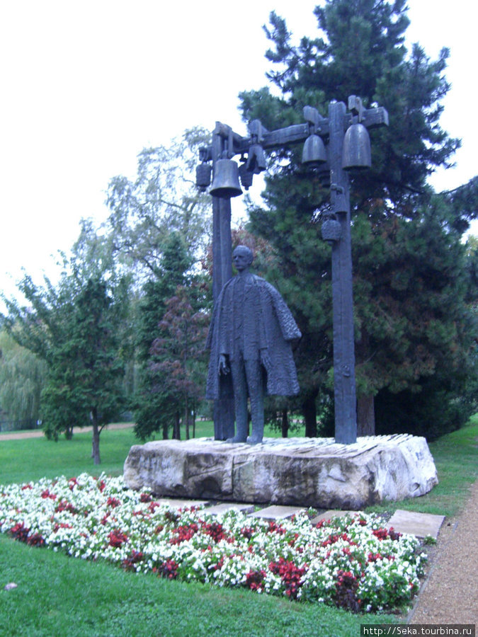 Памятник Б. Бартоку