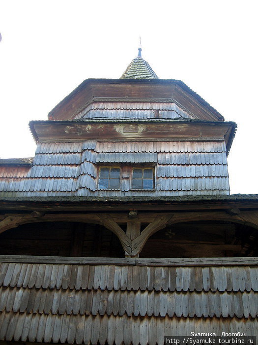 Фрагмент верхней части церкви Воздвижения Честного Креста. Дрогобыч, Украина