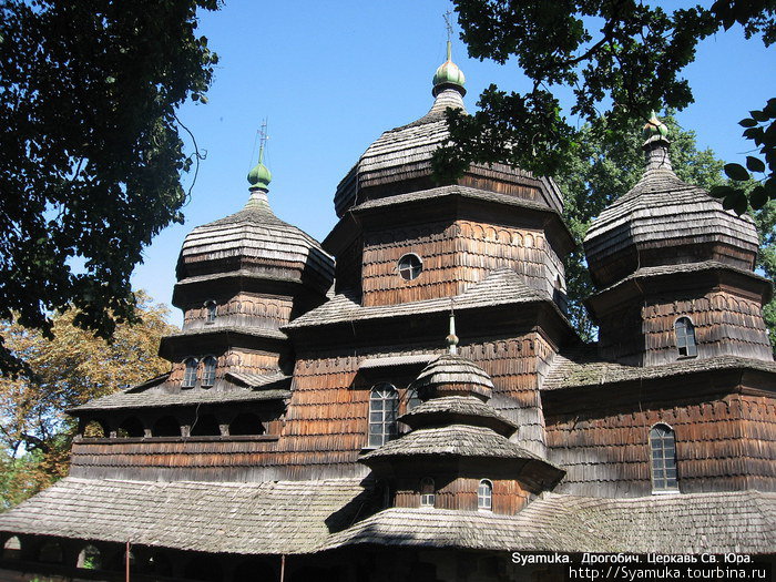 Общий вид верхней части западной стороны храма. Дрогобыч, Украина