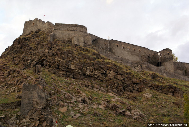 Крепость на краю скалы Карс, Турция