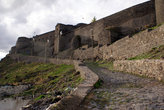 Подъездная дорога к входу в крепость Карс