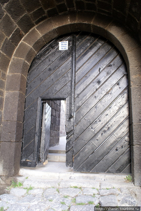 Крепостные ворота — в типичном русском стиле Карс, Турция