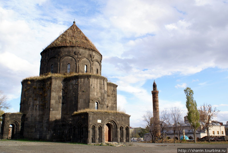 Армянская церковь и минарет мечети Карс, Турция