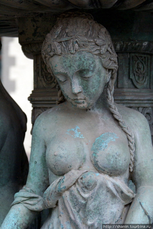 Бронзовая девушка — часть фонтана Карс, Турция