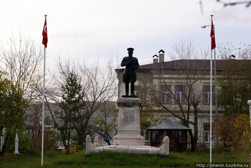 Памятниу Ататюрку в городском сквере Карс, Турция