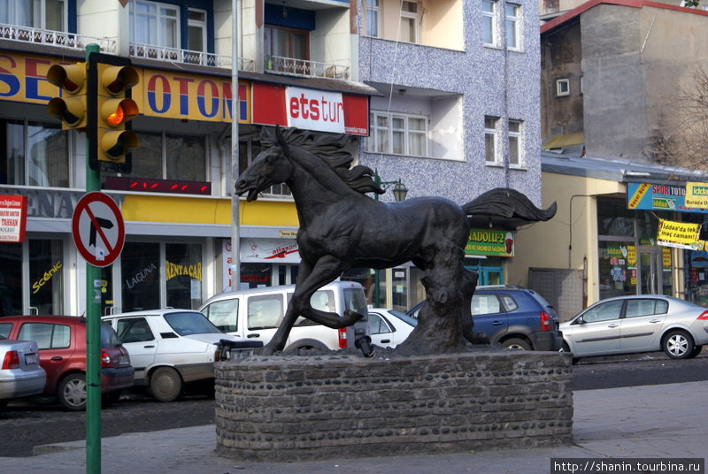 Бегущий конь — памятник на центральной улице Карс, Турция