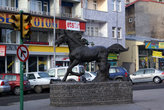 Бегущий конь — памятник на центральной улице