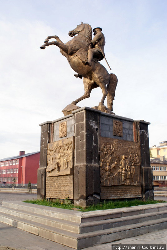 Ататюрк на вздыбленном коне Карс, Турция