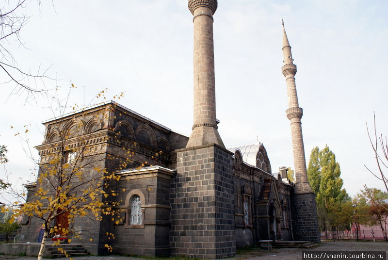 Бывшая русская церковь перестроена в мечеть — всего лишь добавили два минарета Карс, Турция