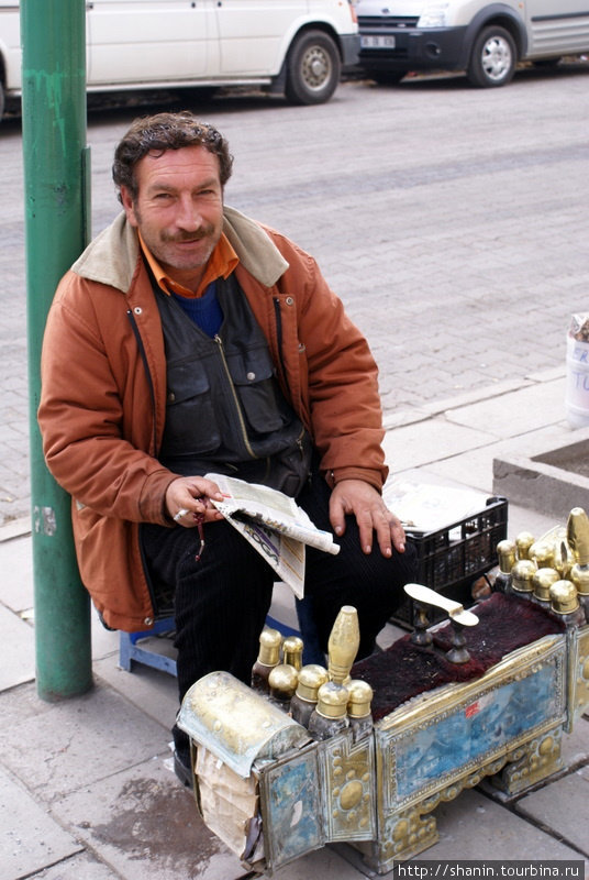 Чистильщик обуви на улице в Карсе Карс, Турция