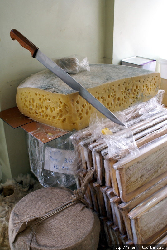 Сыр продают по-старинке — на развес, без упаковки. Карс, Турция