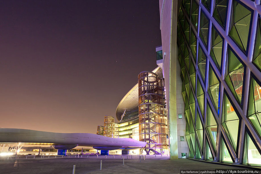 Здание трибуны на 60 тысяч зрителей, включающее в себя пятизвездочную гостиницу класса «делюкс», имеет длину 1,6 километров и является самым длинным в мире. Дубай, ОАЭ