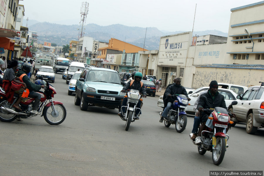 мотоциклисты бода-бода на улицах Бужумбуры, официально только до шести вечера Бужумбура, Бурунди