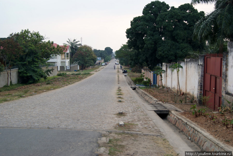 городская улица с арыком Бужумбура, Бурунди