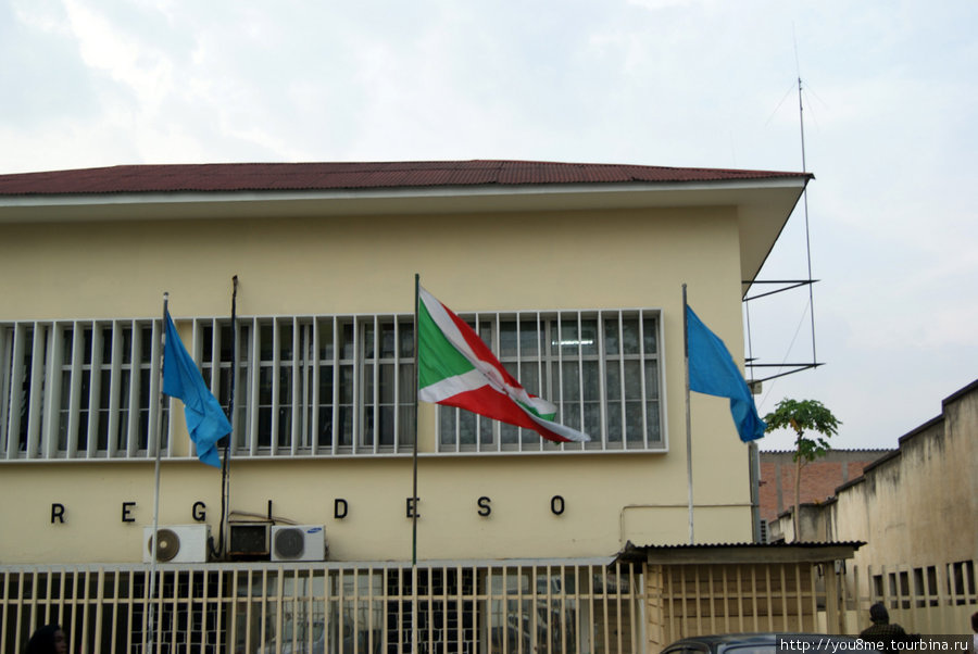 флаги, в центре — Бурунди Бужумбура, Бурунди