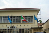 флаги, в центре — Бурунди
