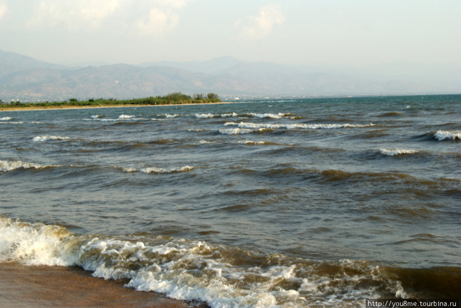 на озере Танганьика, слева — столица Бурунди — Бужумбура Бужумбура, Бурунди