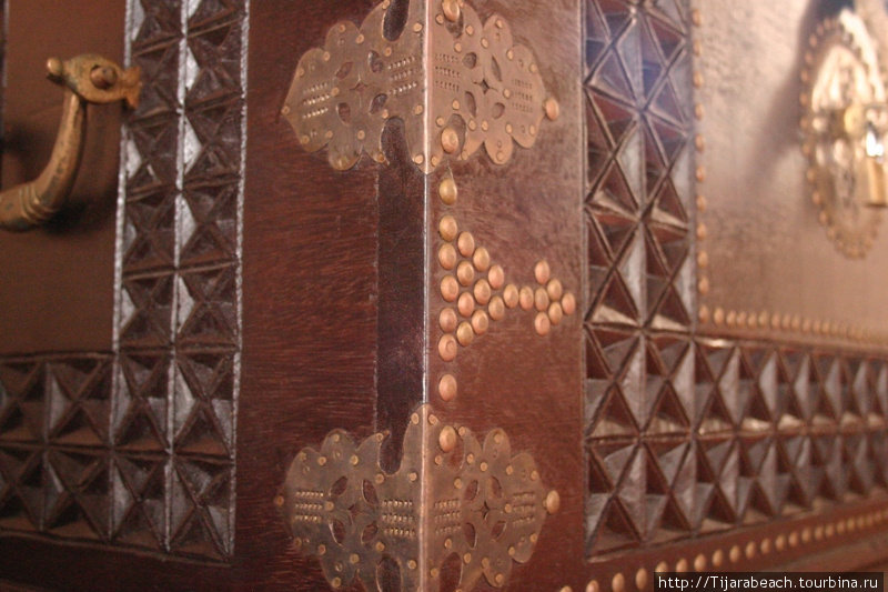 Элементы традиционных  арабских сундуков — резьба и элементы украшения из меди.