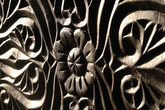 Элемент двери. Резьба — традиционный цветочный дизайн.