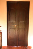 Такие двери иногда встречаются и как наружные, но чаще все же используются как внутренние.