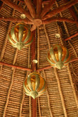Так же видно марокканское влияние. Крыша сделана из сплетенных пальмовых листов. Для связки используется веревка из сезаля. Такие крыши не пропускают воду и придают помещению прохладу — эффект термоса