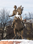 Памятник Евпатию Коловрату в зимнем исполнении (вид с моста).