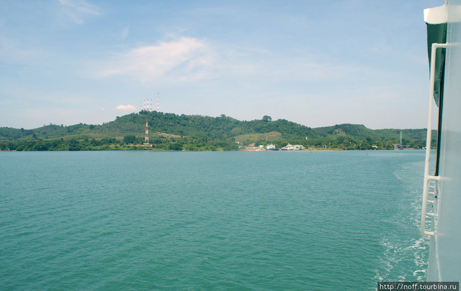 Вид с парома на материк. Остров Чанг, Таиланд