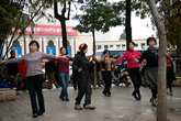 Китайцы любят танцевать в парках. Эти женщины знают связки наизусть, сложно с ходу попасть в ритм. Танцуют, кстати, под Отпетых мошенников