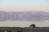 Закат на Мертвом море. На другой стороне — горы Иордании.