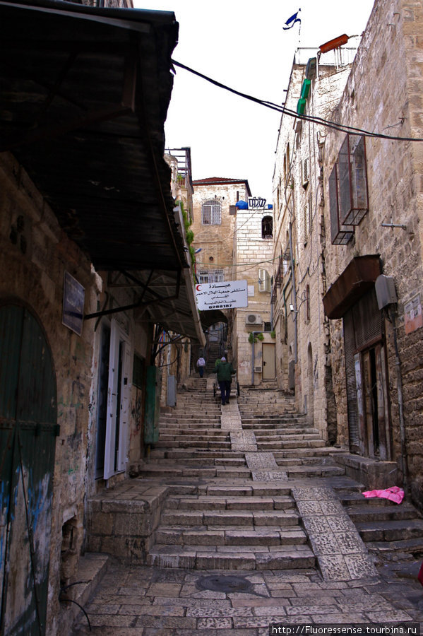 Утренняя суета торговцев, снующих с повозками по улицам-коридорам старого города. Мы успели застать прозаичный, затасканный и вечный быт местных, пока сюда не нахлынули толпы пестрых туристов. Израиль