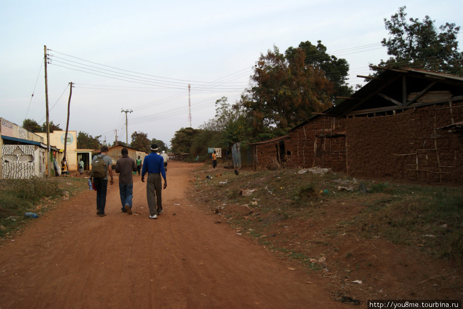 идем через деревню Кисуму, Кения