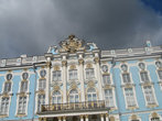 Символы имперского величия над парадным входом Екатерининского дворца