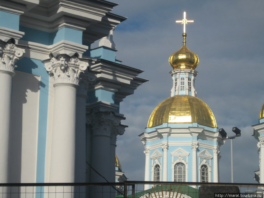 Над северным корпусом Екатерининского дворца возвышаются золочёные главы церкви Воскресения Христова Пушкин, Россия