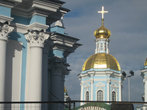 Над северным корпусом Екатерининского дворца возвышаются золочёные главы церкви Воскресения Христова