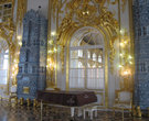 Анфиладное расположение залов Ф.Б. Растрелли вводил и в других дворцах, но в Царском Селе протяженность парадных комнат равнялась длине всего здания. Антикамера